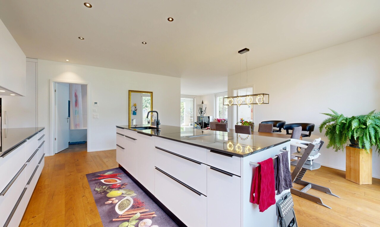 küche mit flat panel cabinets, schränke mit flachen paneelen, white cabinets, weiße schränke, und dark countertops