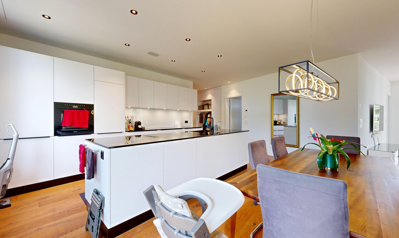 küche mit light floor, flat panel cabinets, schränke mit flachen paneelen, einbauleuchten, und white cabinets