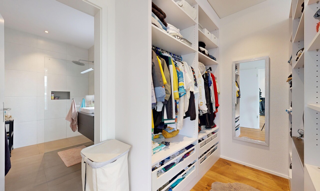 begehbarer kleiderschrank mit holzfußboden, wood finish floor, einbauleuchten, und light floor