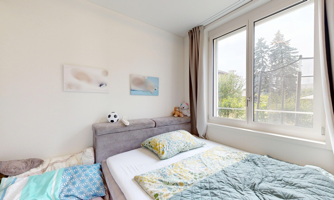 zimmer / schlafzimmer mit natürliches licht, gipskartonwand, drywall, und inside property