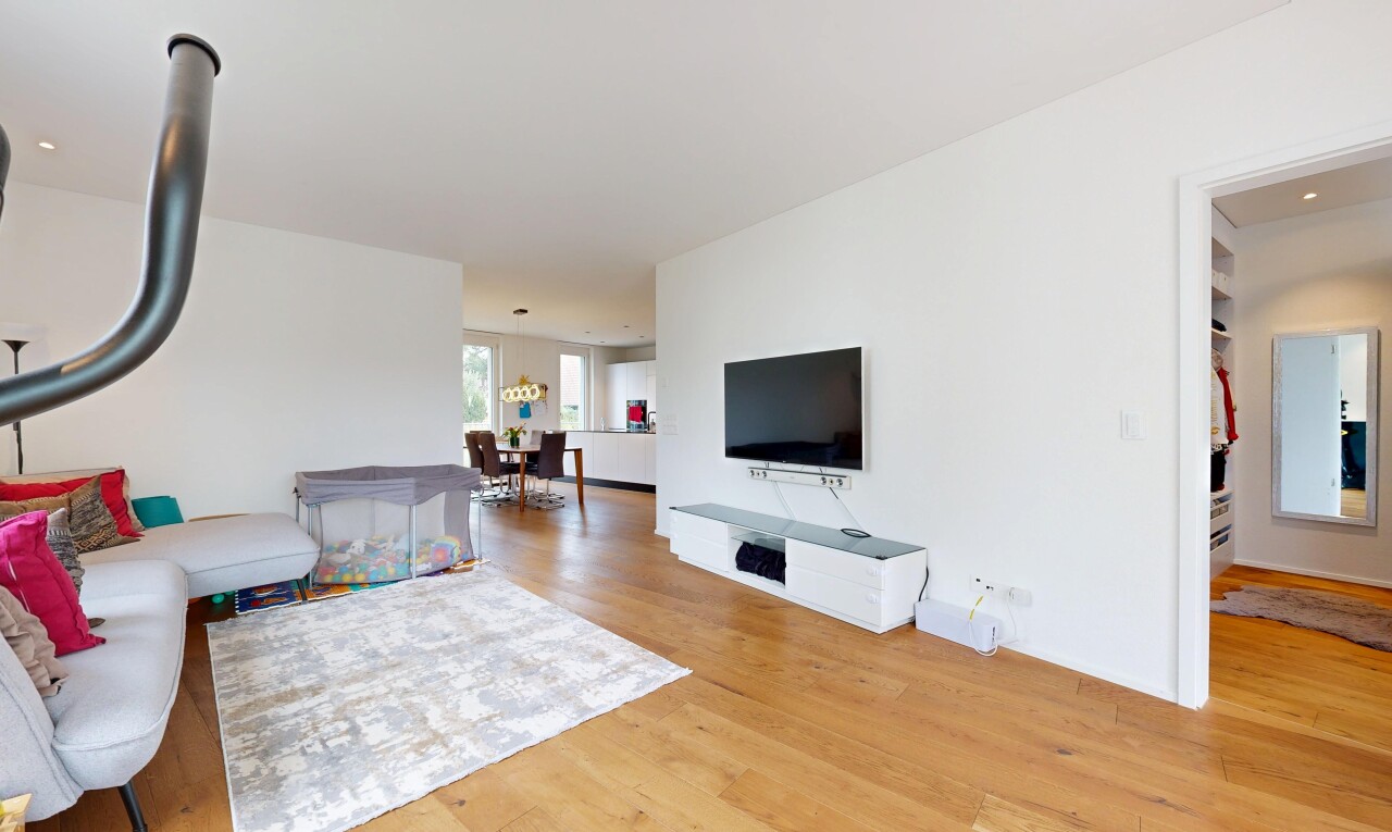 wohnzimmer mit drywall, gipskartonwand, wood finish floor, holzfußboden, und fernseher