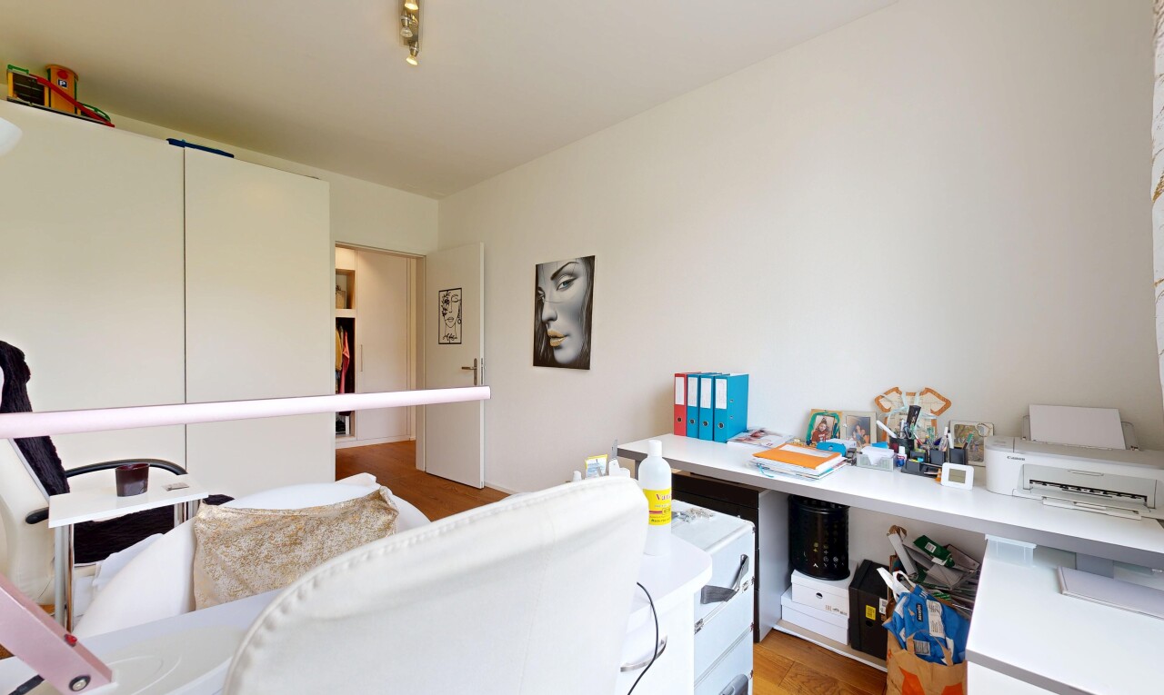 wohnzimmer mit gipskartonwand, drywall, deckenbeleuchtung, und inside property