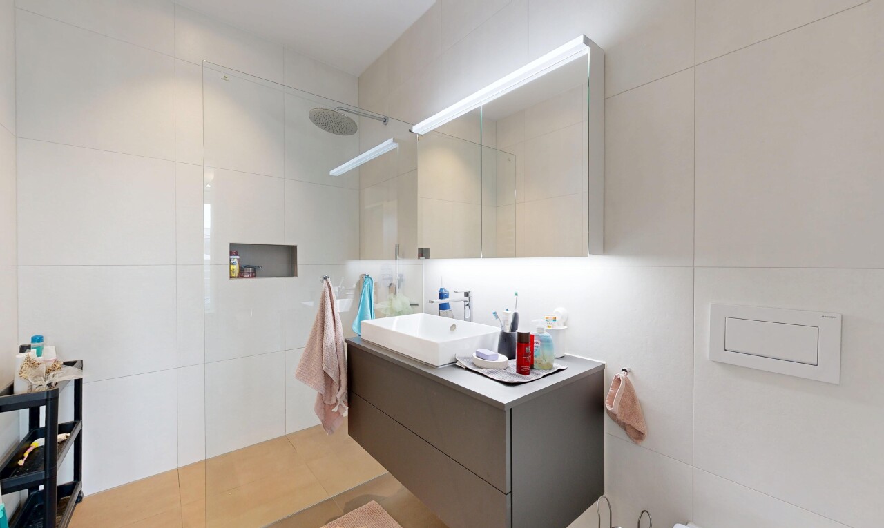 bad mit fliesenwand, tile wall, dusche, komplettes badezimmer, und waschbecken