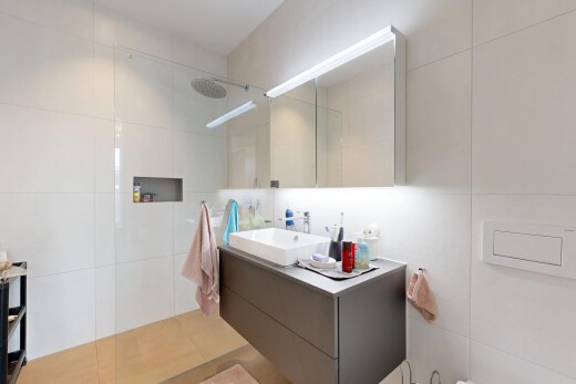 bad mit fliesenwand, tile wall, dusche, komplettes badezimmer, und waschbecken