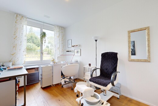 büro mit holzfußboden, wood finish floor, gipskartonwand, drywall, und inside property