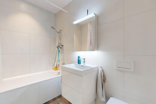 bad mit fliesenwand, tile wall, schminktisch, komplettes badezimmer, und spiegel
