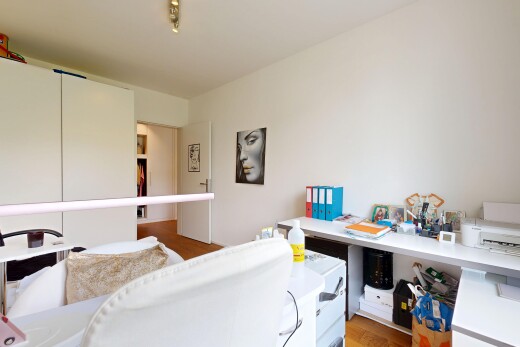 wohnzimmer mit gipskartonwand, drywall, deckenbeleuchtung, und inside property