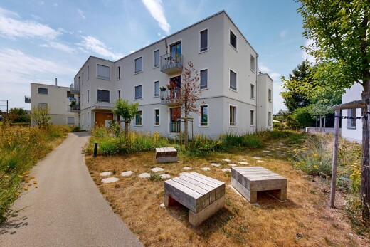 außenansicht mit from community, blick auf wohnanlage, apartment complex view, und day time