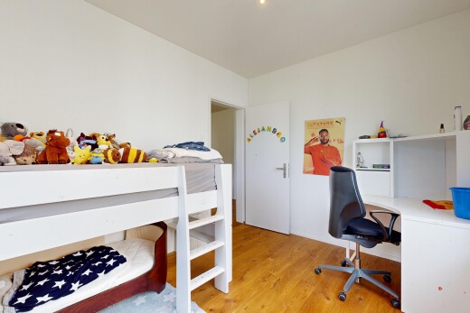 zimmer / schlafzimmer mit wood finish floor, holzfußboden, drywall, gipskartonwand, und inside property