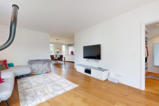 wohnzimmer mit drywall, gipskartonwand, wood finish floor, holzfußboden, und fernseher
