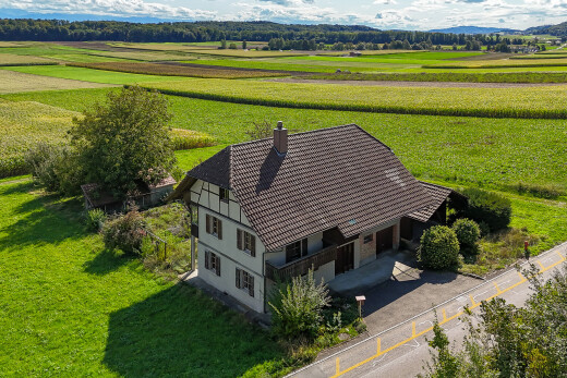 außenansicht mit rasen, schornstein, property visible, rural view, und ländliche aussicht