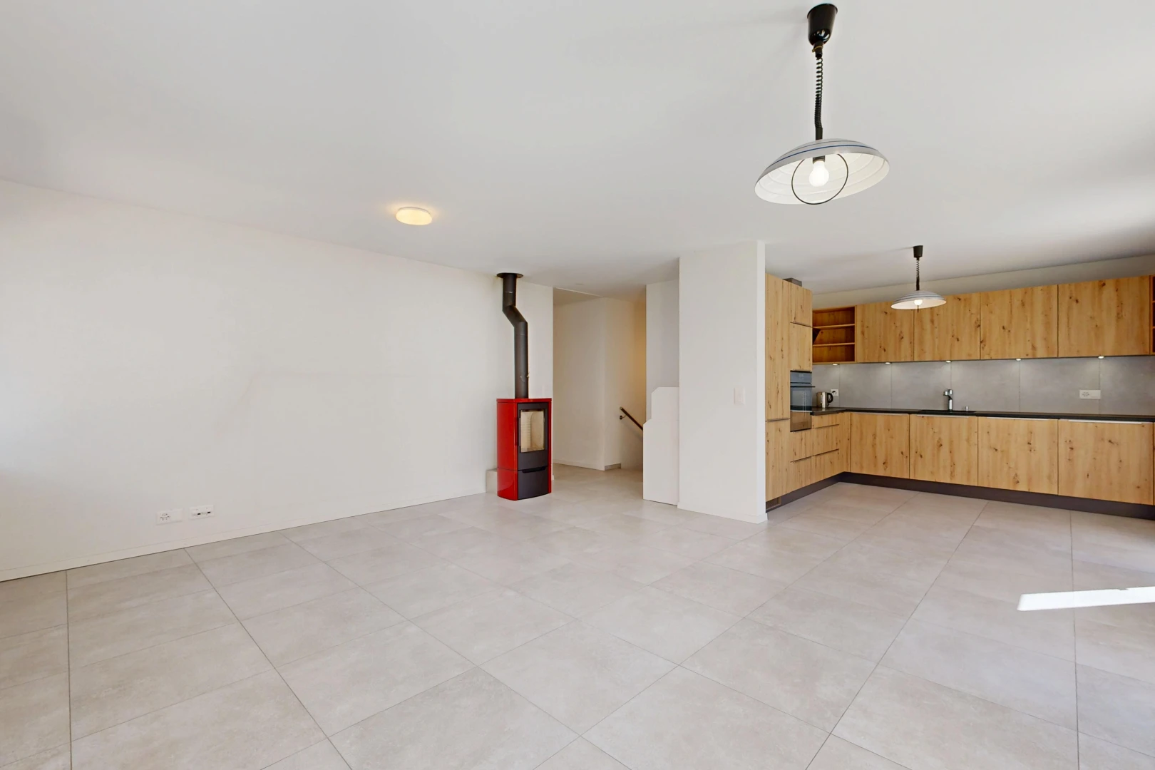 leerer raum mit pendelleuchte, light floor, drywall, gipskartonwand, und holzofen