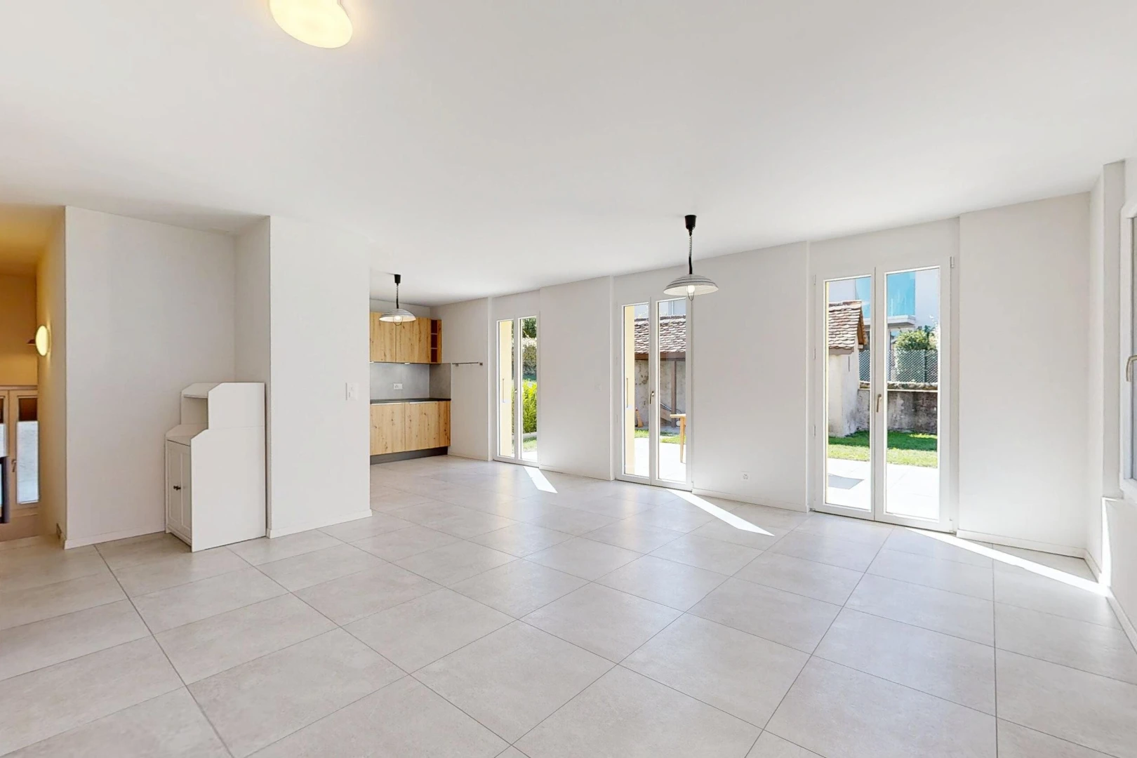 leerer raum mit außenzugang, drywall, gipskartonwand, light floor, und inside property