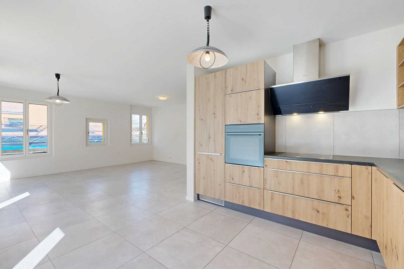 küche mit pendelleuchte, light floor, light brown cabinets, hellbraune schränke, und ofen
