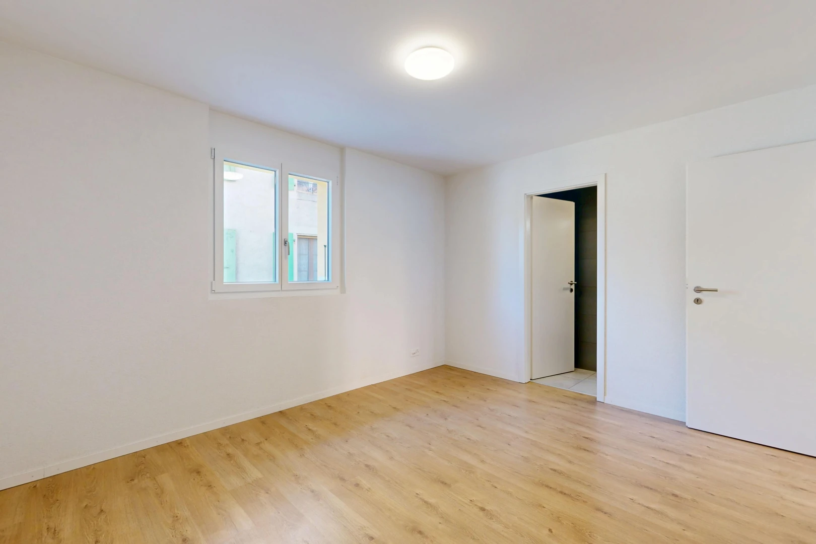 leerer raum mit drywall, gipskartonwand, inside property, wood finish floor, und holzfußboden