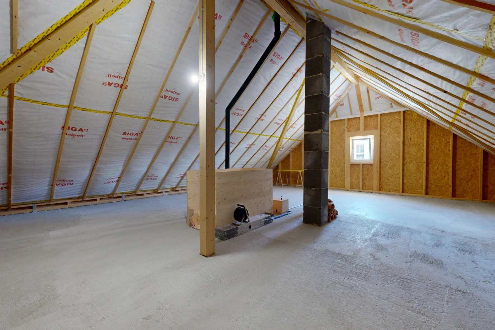 leerer raum mit inside property, dachschräge, vaulted ceiling, kathedralendecke, und cathedral ceiling