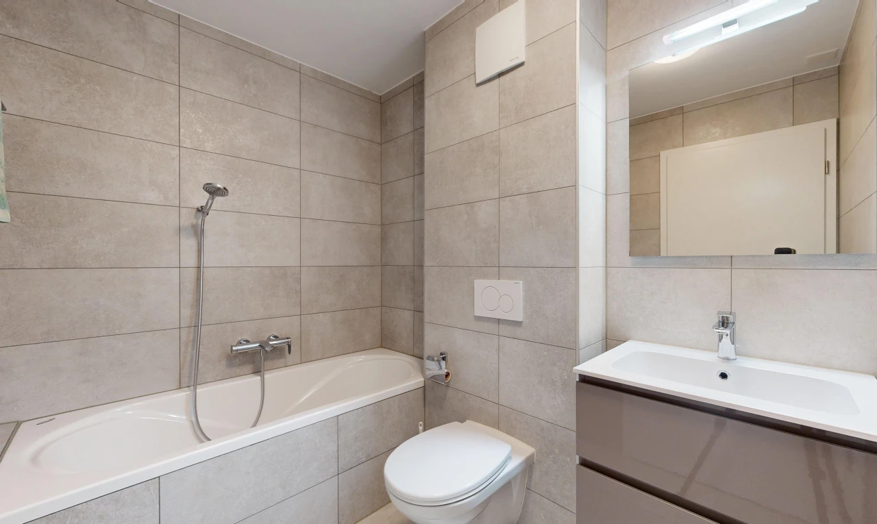 bad mit tile wall, fliesenwand, komplettes badezimmer, spiegel, und schminktisch