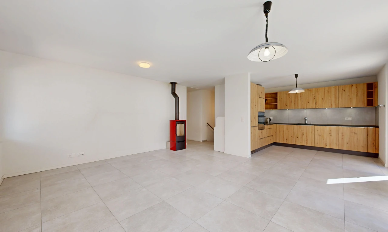 leerer raum mit pendelleuchte, light floor, drywall, gipskartonwand, und holzofen