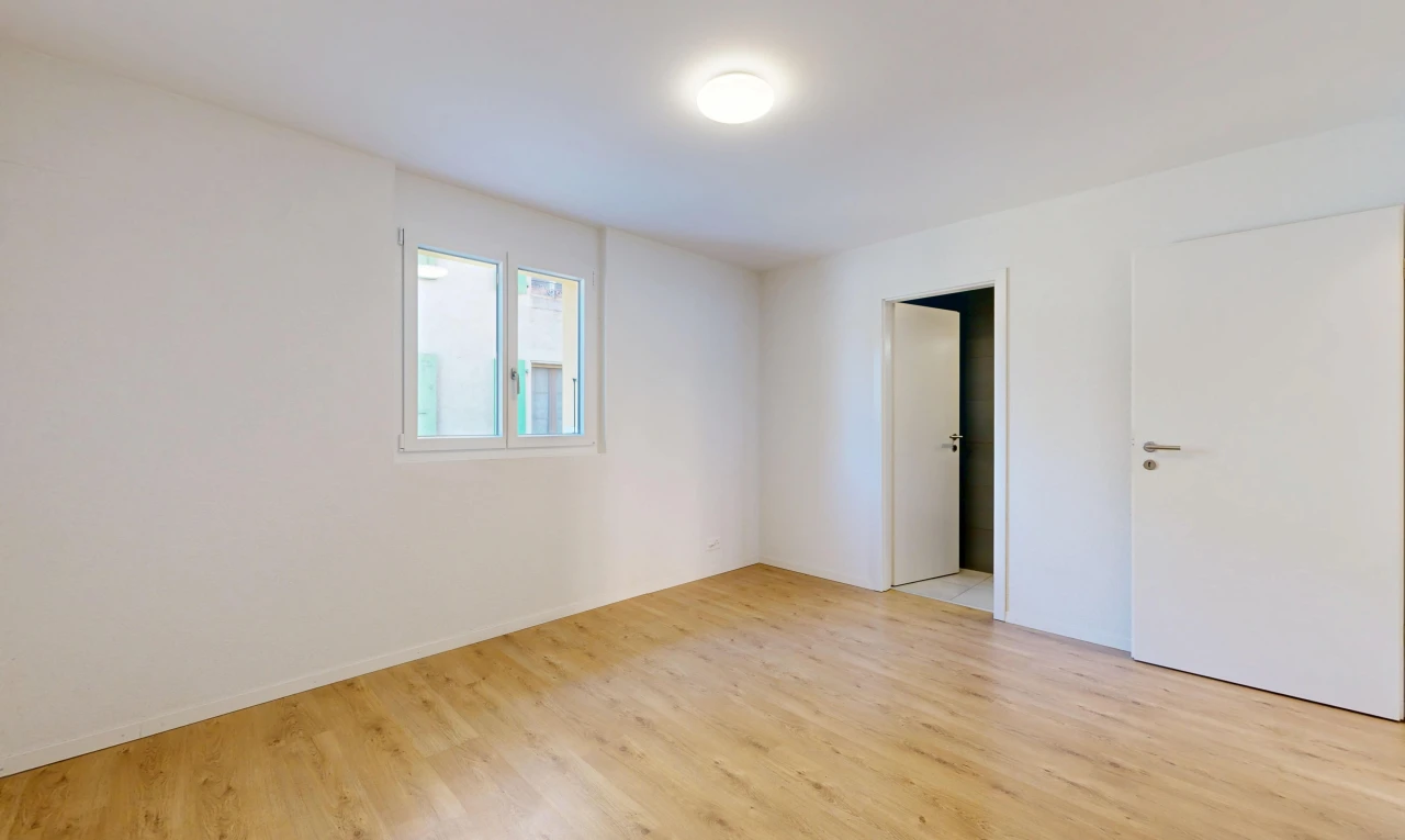 leerer raum mit drywall, gipskartonwand, inside property, wood finish floor, und holzfußboden