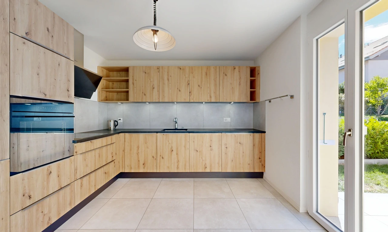 küche mit open shelves, offene regale, dark countertops, arbeitsplatten, und ofen