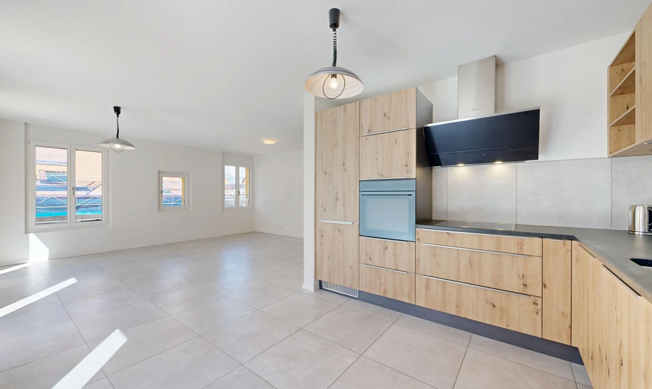 küche mit pendelleuchte, light floor, light brown cabinets, hellbraune schränke, und ofen