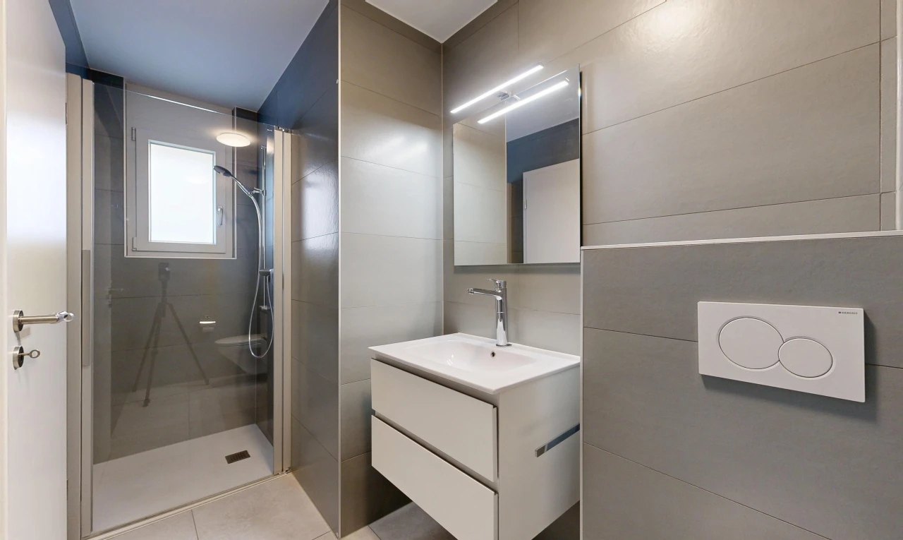 bad mit schminktisch, dusche, spiegel, komplettes badezimmer, und fliesenwand