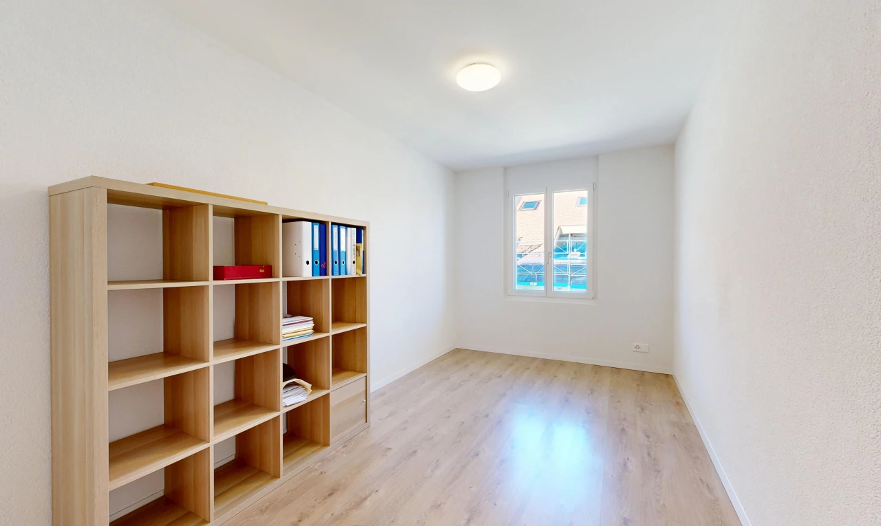 leerer raum mit wood finish floor, holzfußboden, inside property, drywall, und gipskartonwand