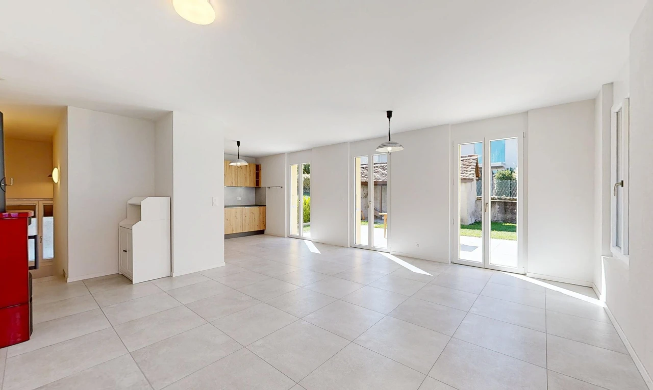 leerer raum mit außenzugang, drywall, gipskartonwand, light floor, und inside property