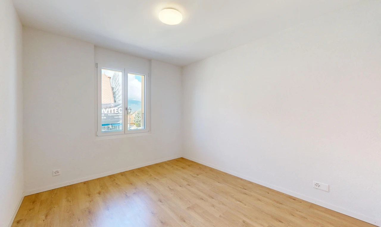 leerer raum mit drywall, gipskartonwand, wood finish floor, holzfußboden, und baseboards wall