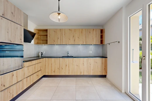 küche mit open shelves, offene regale, dark countertops, arbeitsplatten, und ofen