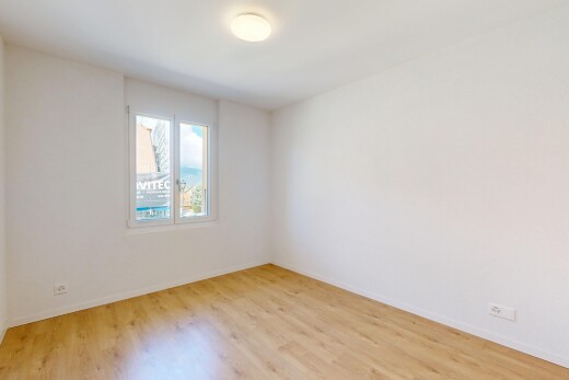pièce vide avec drywall, cloison sèche, wood finish floor, sol en finition bois, et baseboards wall