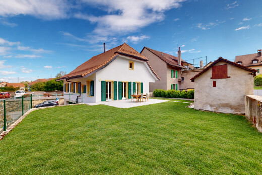façade avec pelouse, clôture, terrasse, property visible, et day time