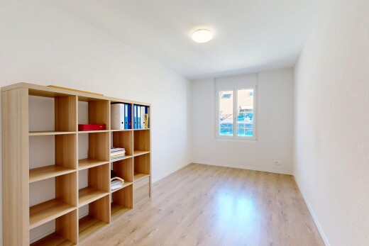 pièce vide avec wood finish floor, sol en finition bois, inside property, drywall, et cloison sèche