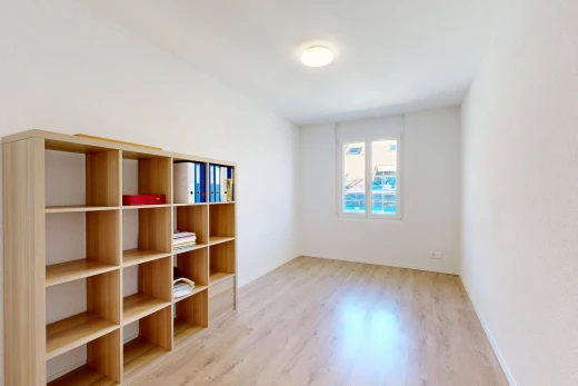leerer raum mit wood finish floor, holzfußboden, inside property, drywall, und gipskartonwand
