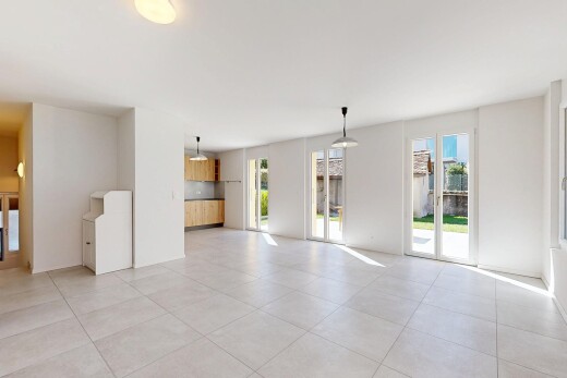 pièce vide avec accès à l'extérieur, drywall, cloison sèche, light floor, et inside property