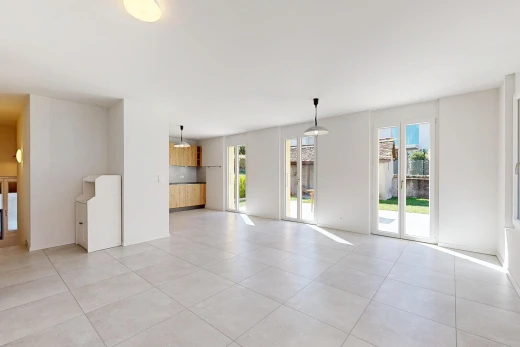 leerer raum mit außenzugang, drywall, gipskartonwand, light floor, und inside property