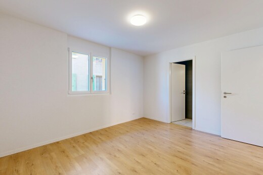 pièce vide avec drywall, cloison sèche, inside property, wood finish floor, et sol en finition bois