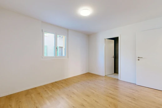 leerer raum mit drywall, gipskartonwand, inside property, wood finish floor, und holzfußboden