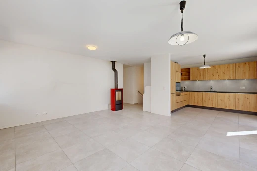 leerer raum mit pendelleuchte, light floor, drywall, gipskartonwand, und holzofen