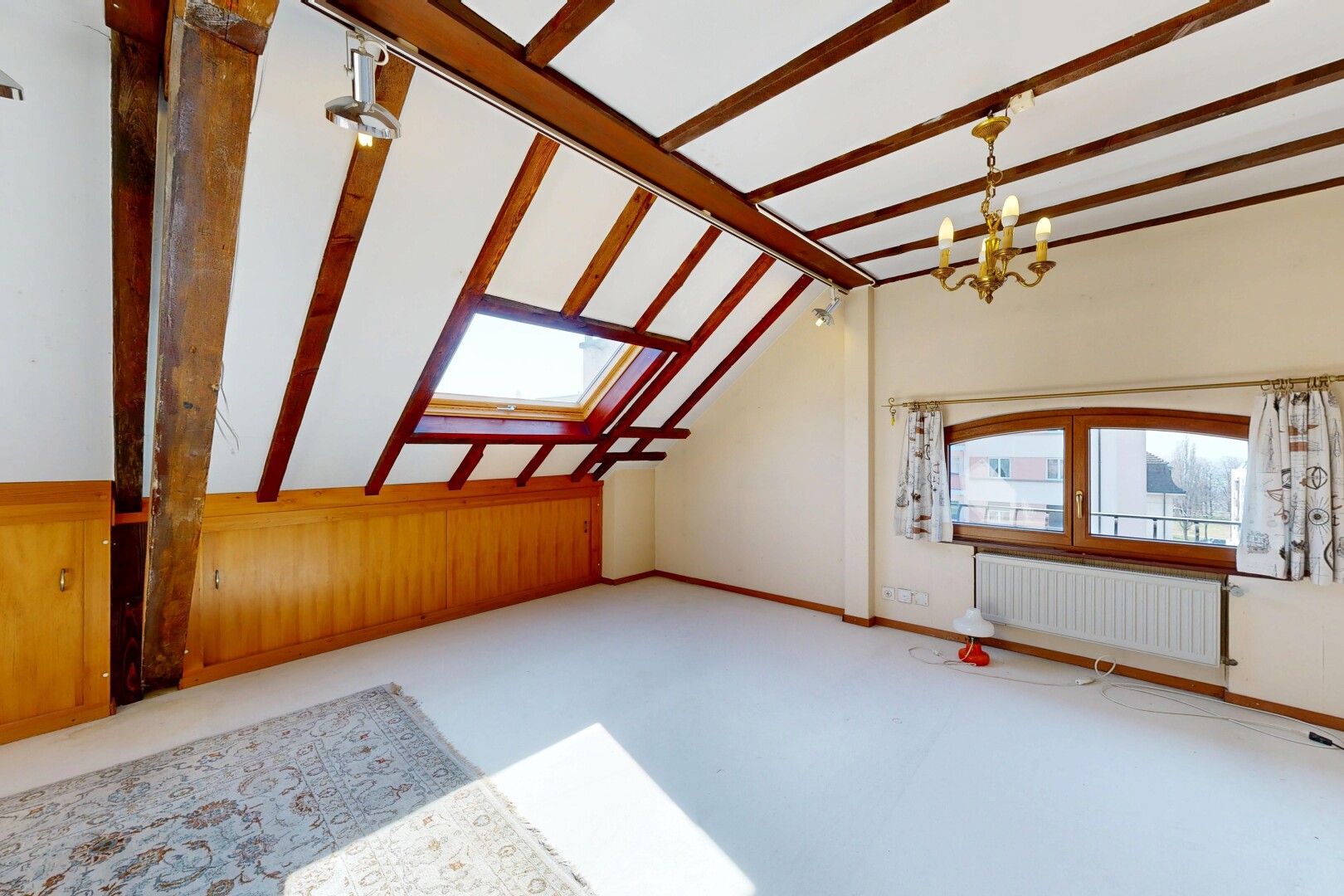 pièce vide avec puits de lumière, radiateur, inside property, lumière naturelle, et natural light