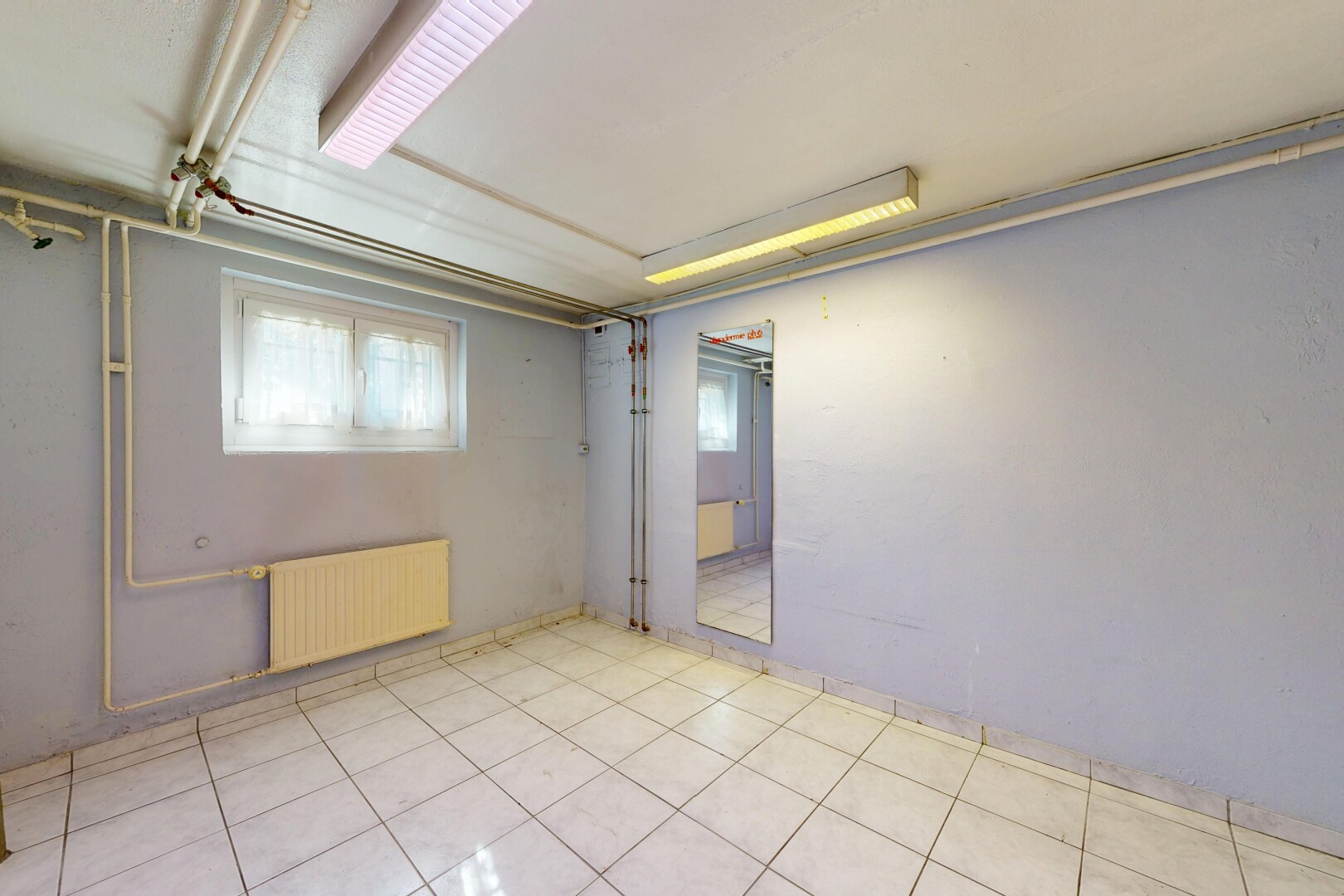 pièce vide avec radiateur, cloison sèche, drywall, inside property, et lumière naturelle