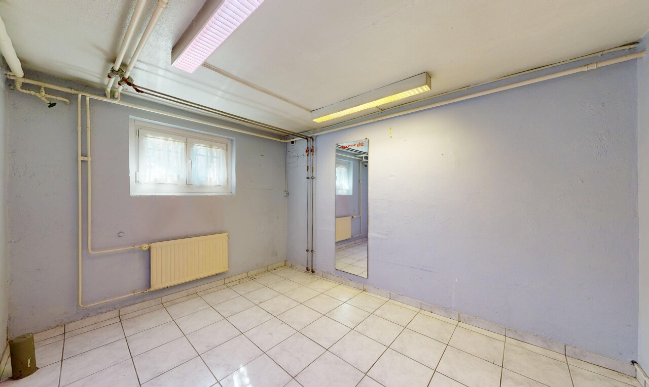 pièce vide avec radiateur, cloison sèche, drywall, inside property, et lumière naturelle