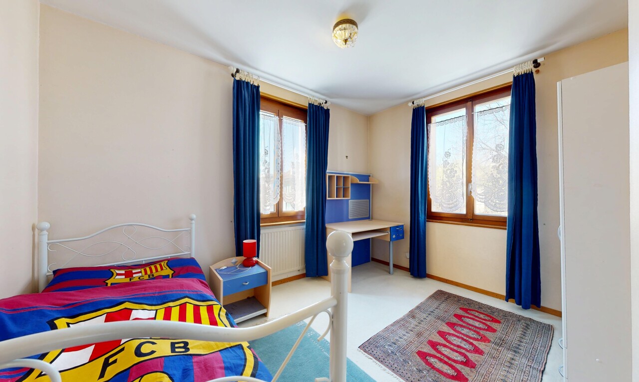 chambre avec cloison sèche, drywall, light floor, inside property, et lumière naturelle