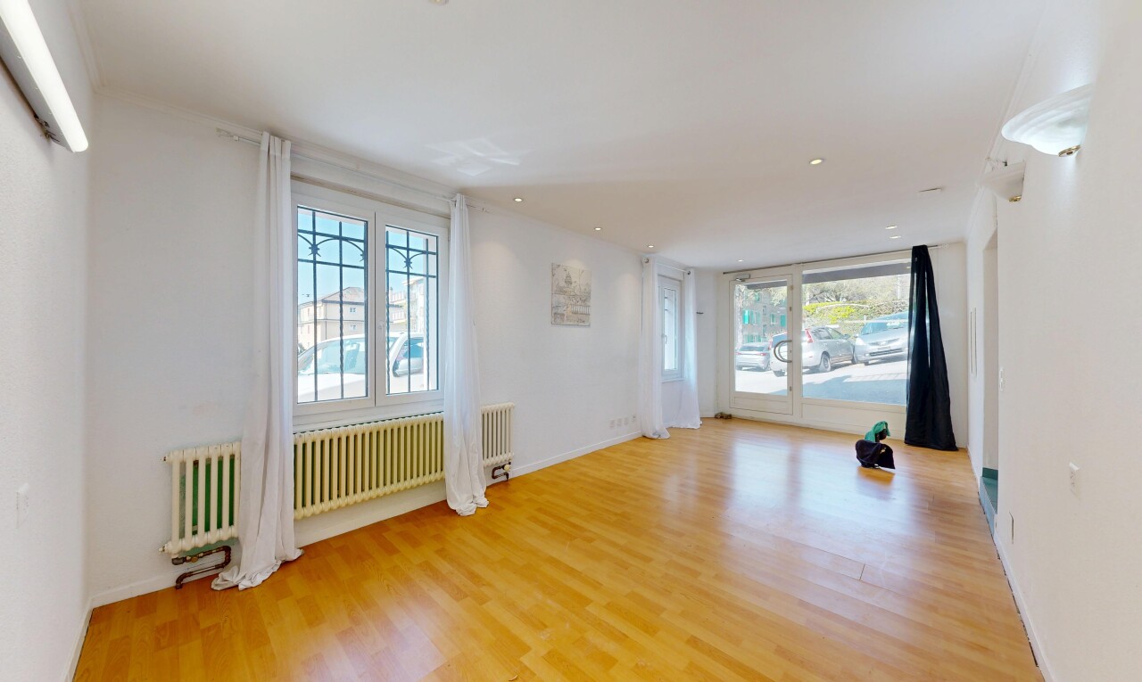 pièce vide avec drywall, cloison sèche, wood finish floor, sol en finition bois, et inside property