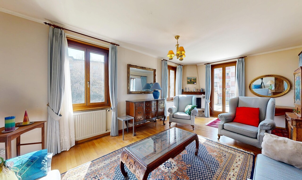 salon avec sol en finition bois, wood finish floor, inside property, cloison sèche, et drywall