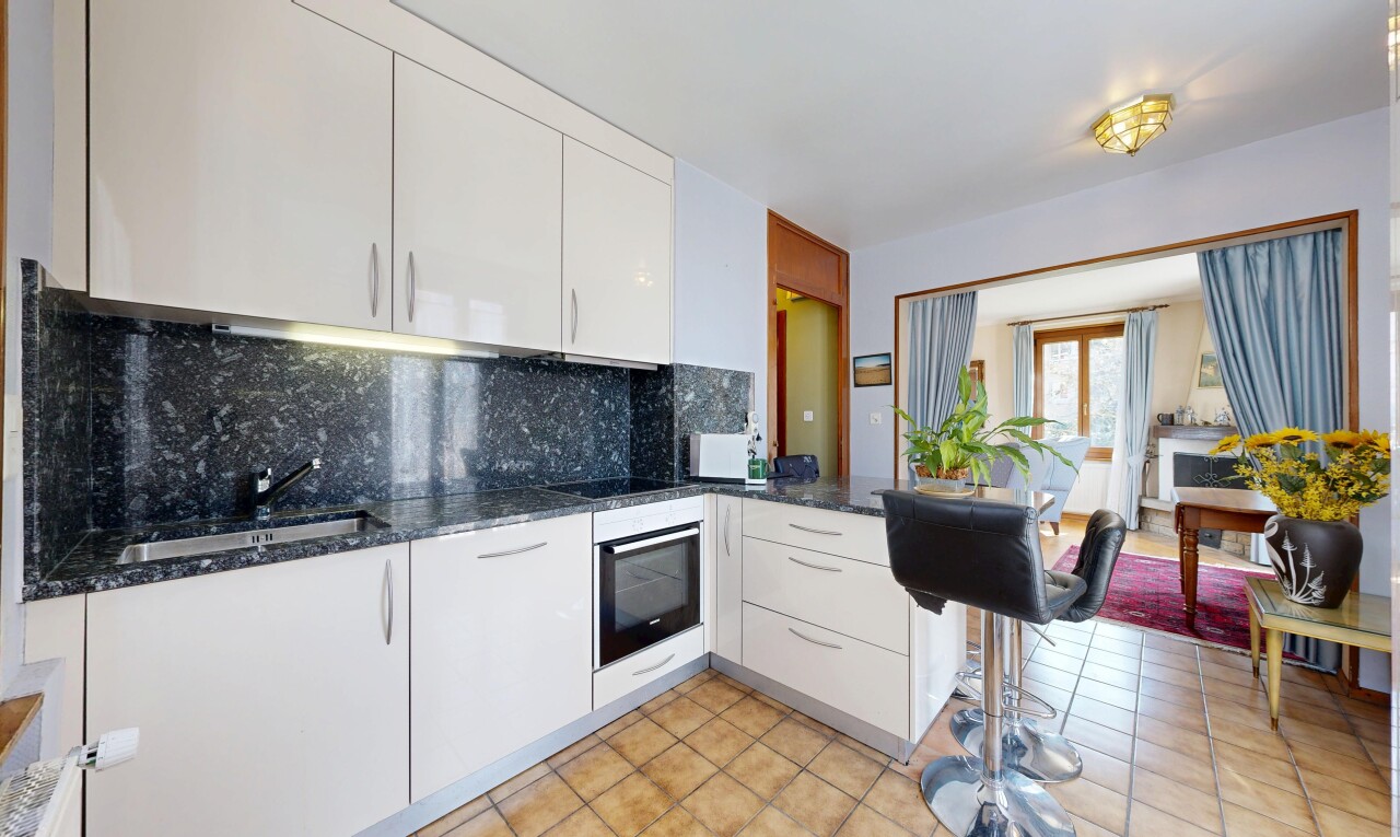 cuisine avec light floor, armoires blanches, white cabinets, dark countertops, et inside property
