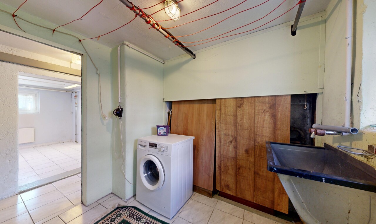 buanderie avec lave-linge et sèche-linge, light floor, inside property, cloison sèche, et drywall