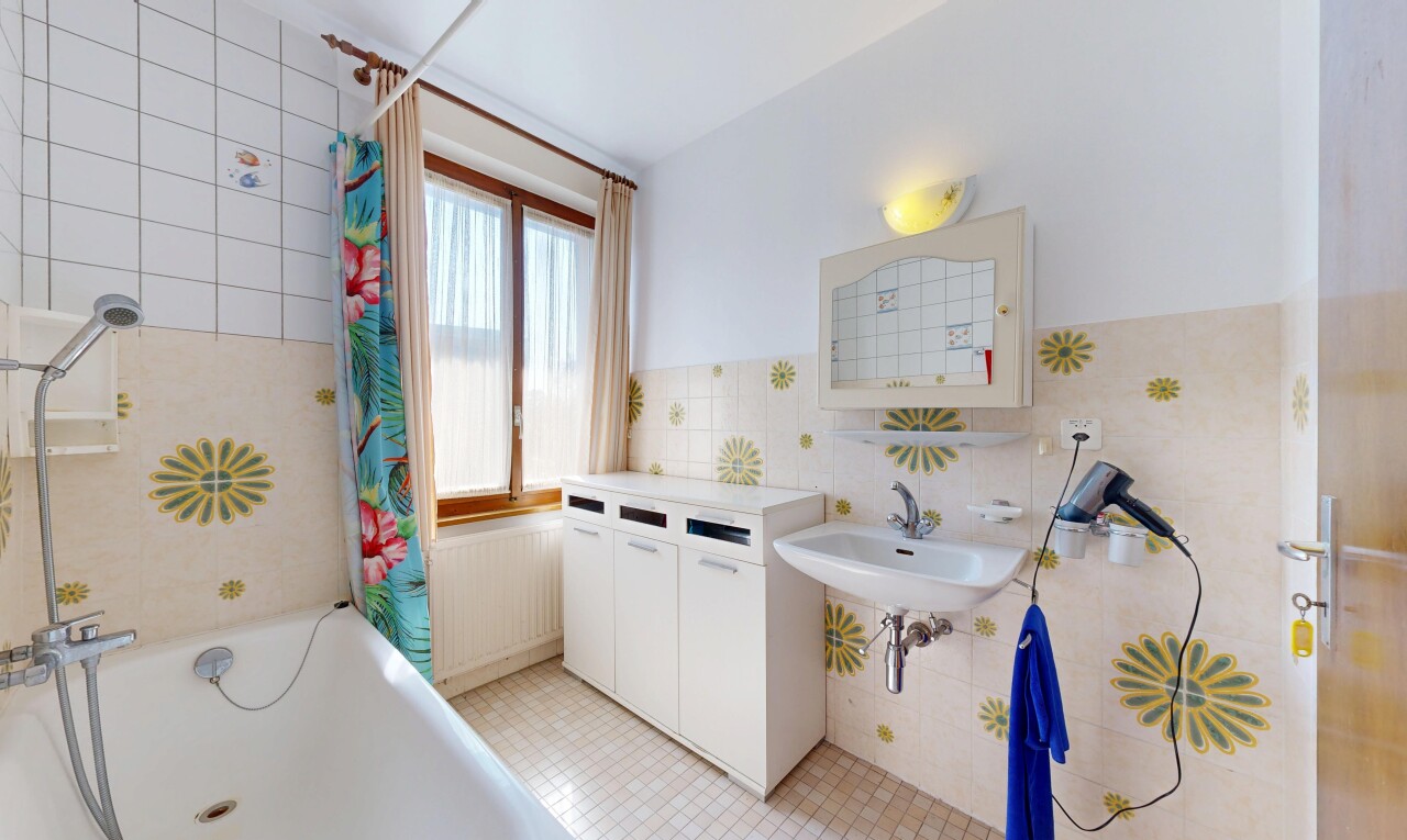 salle de bains avec miroir, tile wall, mur en carrelage, salle de bain complète, et light floor