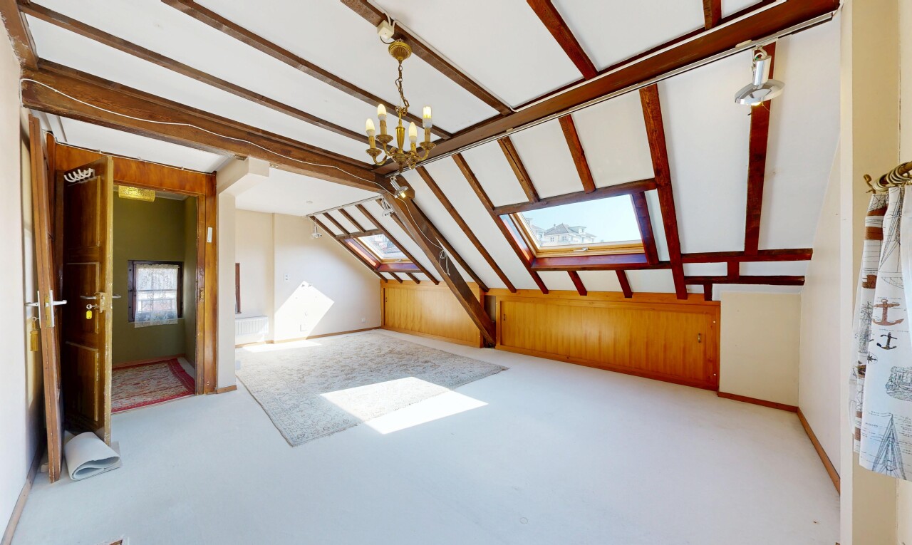 pièce vide avec lustre remarquable, natural light, lumière naturelle, puits de lumière, et inside property