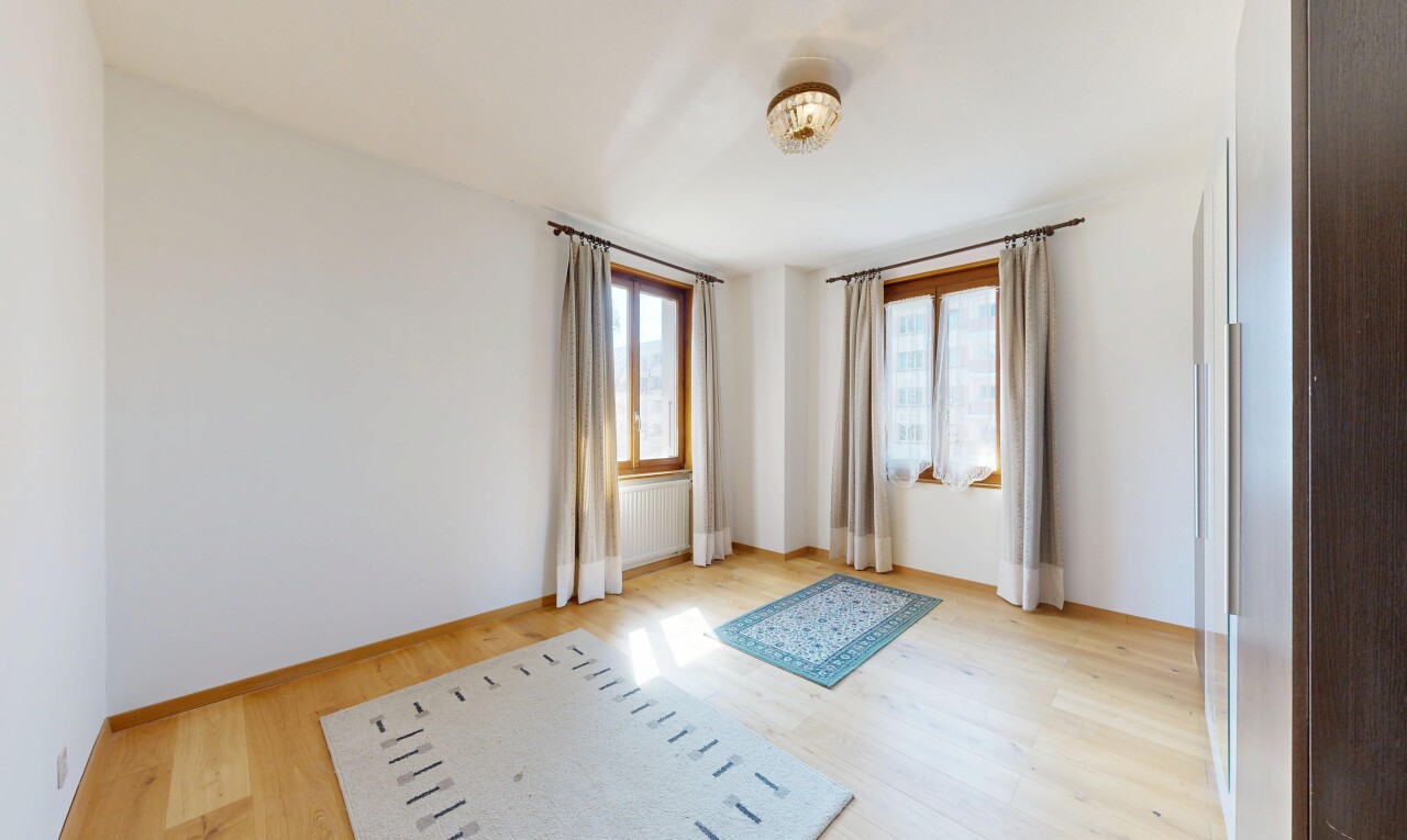 pièce vide avec drywall, cloison sèche, inside property, wood finish floor, et sol en finition bois